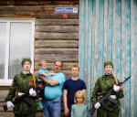 10 июня 2025 года в Солтонском районе МБОУ «Карабинская СОШ» было проведено мероприятие совместно с Алтайским краевым союзом добровольцев Донбасса имени Богдана Пилицина по установке памятных красных звезд на домах участников СВО села Карабинка..