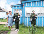 10 июня 2025 года в Солтонском районе МБОУ «Карабинская СОШ» было проведено мероприятие совместно с Алтайским краевым союзом добровольцев Донбасса имени Богдана Пилицина по установке памятных красных звезд на домах участников СВО села Карабинка..