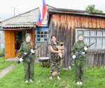 10 июня 2025 года в Солтонском районе МБОУ «Карабинская СОШ» было проведено мероприятие совместно с Алтайским краевым союзом добровольцев Донбасса имени Богдана Пилицина по установке памятных красных звезд на домах участников СВО села Карабинка..